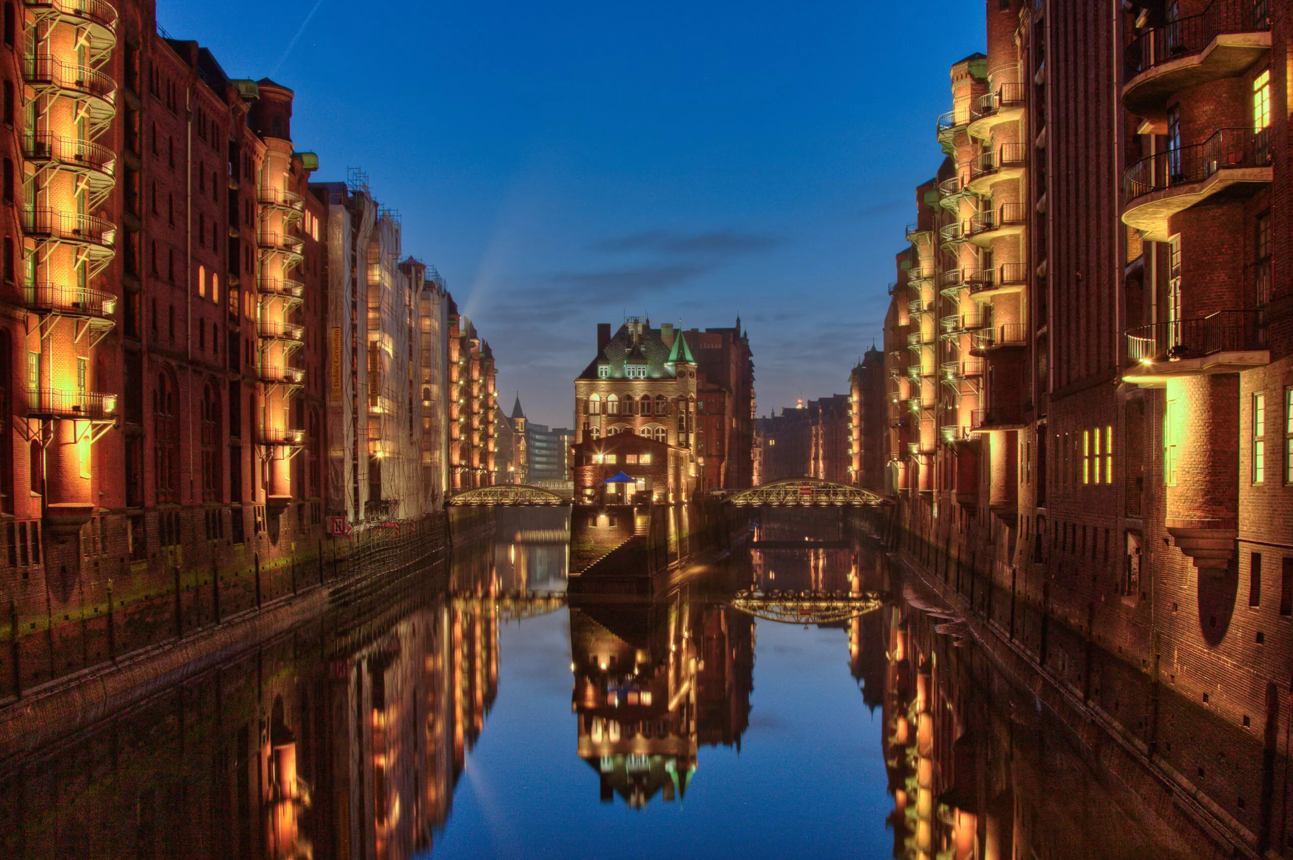 Scenisk vy över stadens byggnadsljus i Hamburg, Speicherstadt