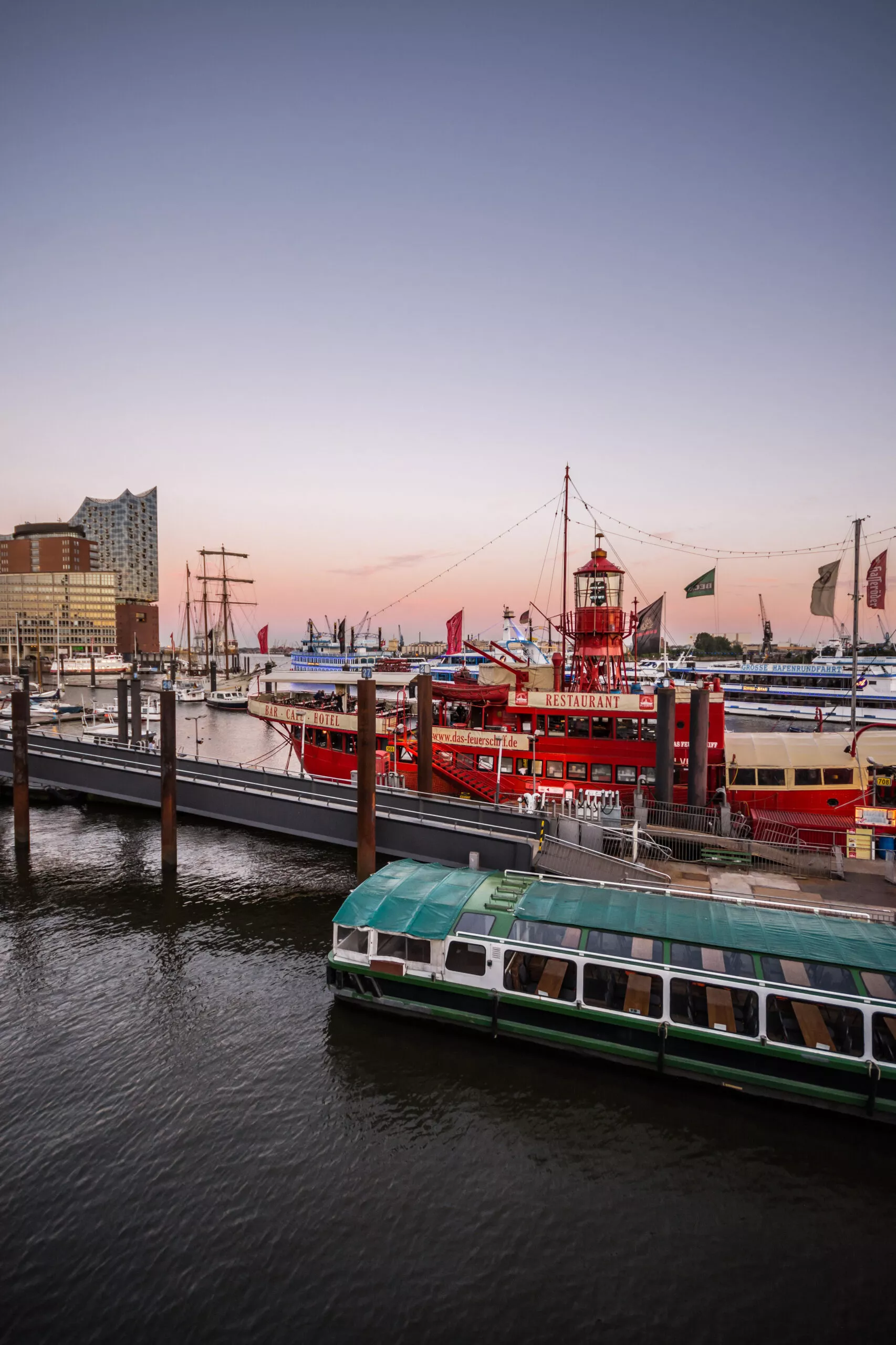 Hamburgs hamn i Tyskland stor segelbåt i hamnen.