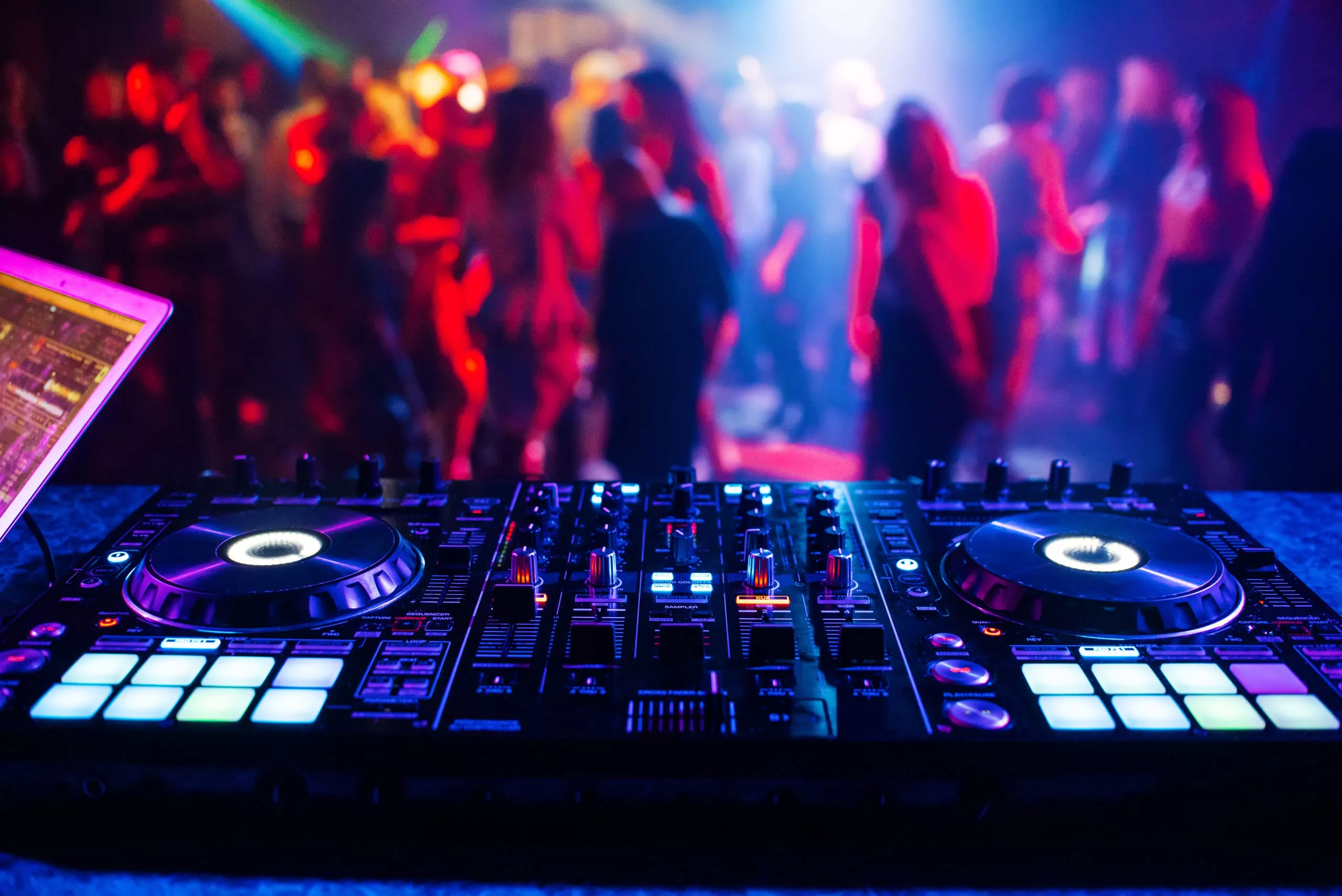 musikkontroll DJ-mixer i en nattklubb på en fest