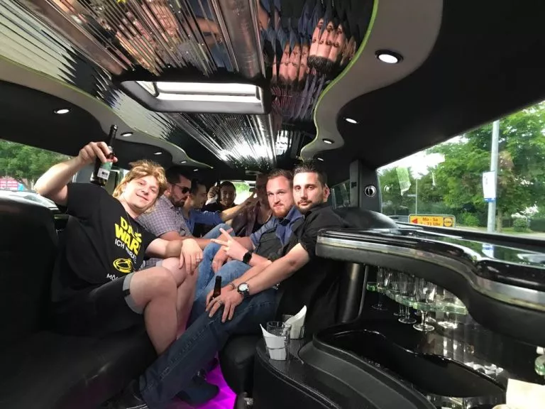 vrijgezellenfeest groep in een limo